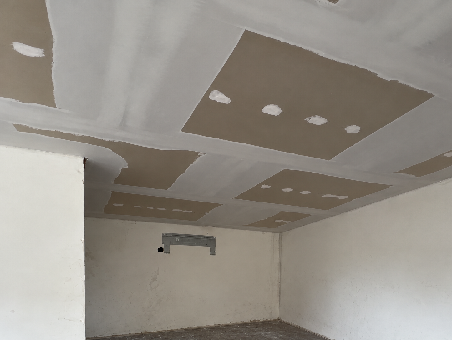 Forro de drywall da TM Soluções com tratamento de juntas e pontos de fixação aparentes