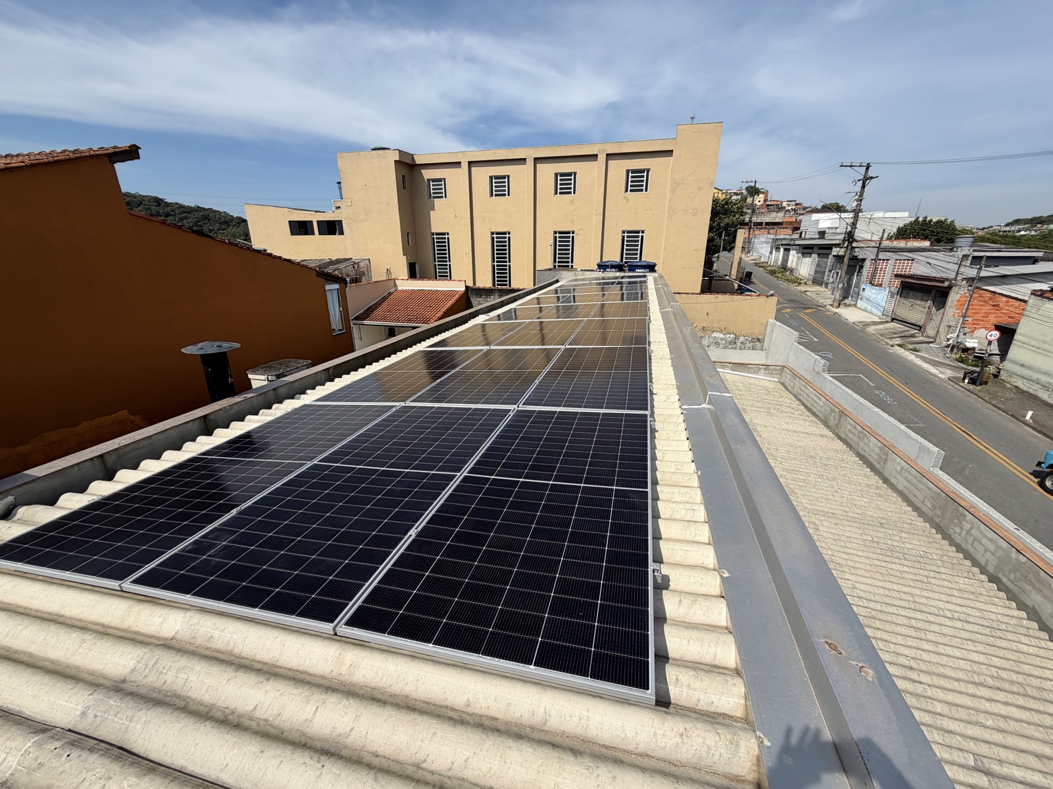 Conjunto de placas solares sobre telhado — registro da TM Soluções